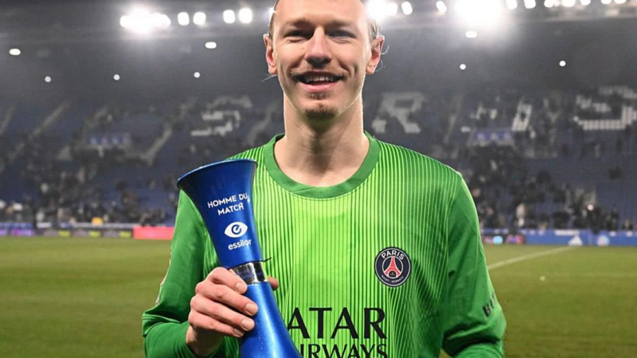 Вратарь сборной России и «ПСЖ» Матвей Сафонов стал лучшим игроком матча со «Страсбургом»