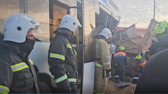В Крыму автобус с пассажирами врезался в грузовик, погибли пять человек, 18 пострадали