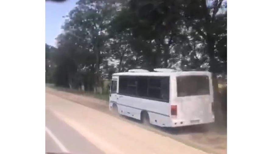 В Анапе полицейские задержали водителя маршрутки, объезжавшего пробку по обочине