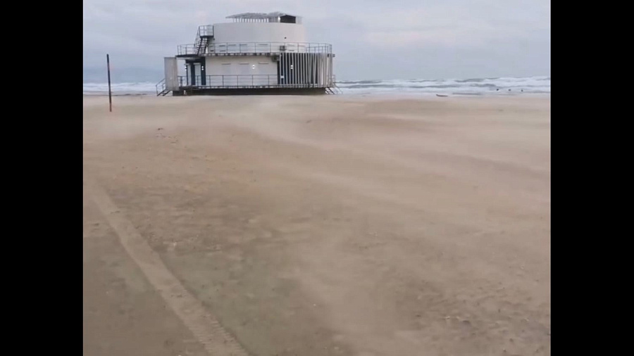 Как в фильме «Дюна»: завораживающее движение песка на пляже в Анапе попало на видео