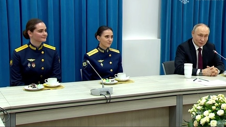 Появились кадры встречи Путина с выпускницами военного летного училища в Краснодаре