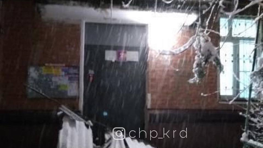 В Краснодаре на девушку рухнул козырек подъезда с неочищенным снегом