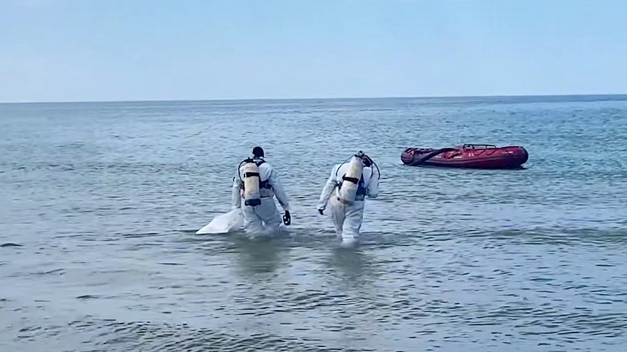 В Анапе водолазы извлекли со дна моря 71 мешок мазута за сутки