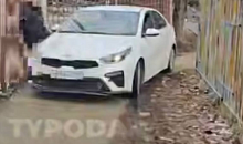 Жители Краснодара жалуются на использование тротуара между школой и детсадом автомобилистами и самокатчиками 