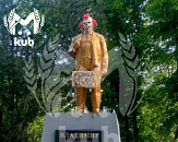 На Кубани неизвестные вандалы надели на памятник Ленину маску клоуна с париком
