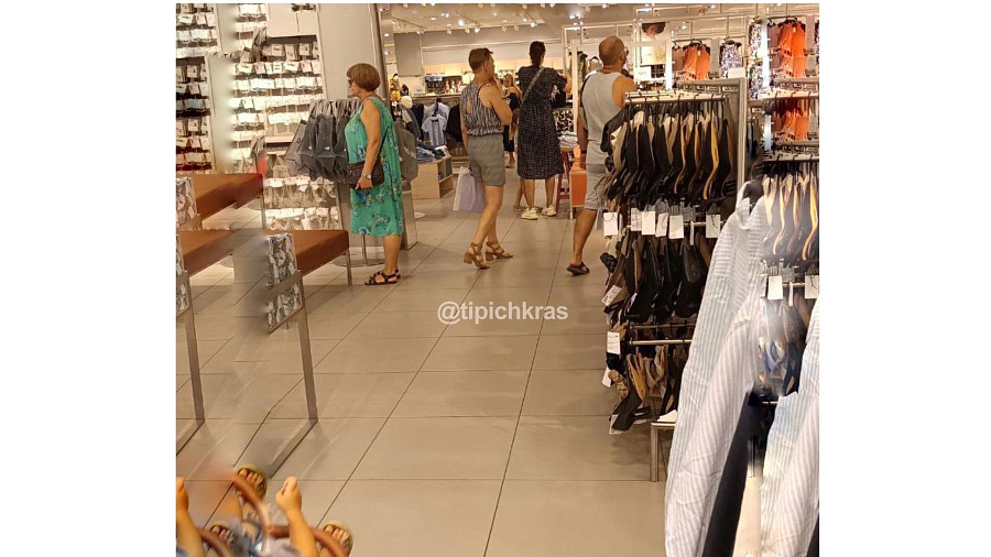Жители Краснодара рассказали об очередях в раздевалки в открывшемся для распродажи магазине H&M. 