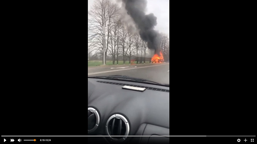 Под Краснодаром автомобилисты сняли на видео горящий автомобиль 