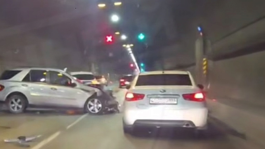 Движение на дублере Курортного проспекта в Сочи встало после аварии в тоннеле