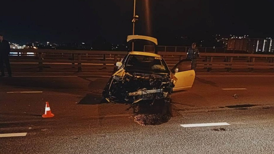 Опубликованы кадры с места страшной аварии в Краснодаре, где пассажир вылетел из багажника и скончался