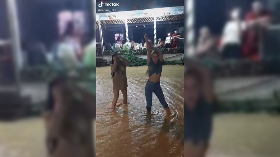 Танцы под дождем: в соцсетях появилась видеозапись веселья туристов во время потопа в Сочи 