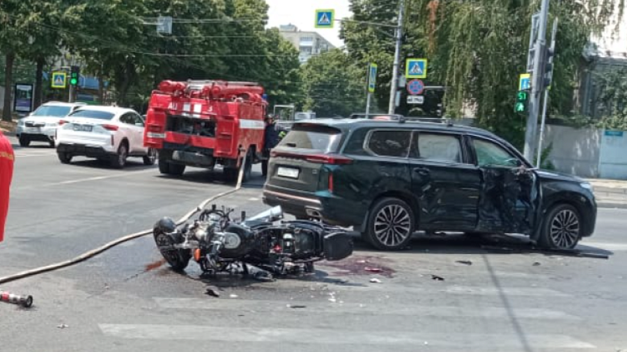 В Краснодаре женщина на иномарке сбила мотоциклиста