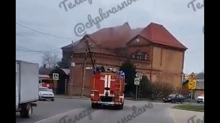 В Краснодаре пожарные тушат возгорание в двухэтажном доме