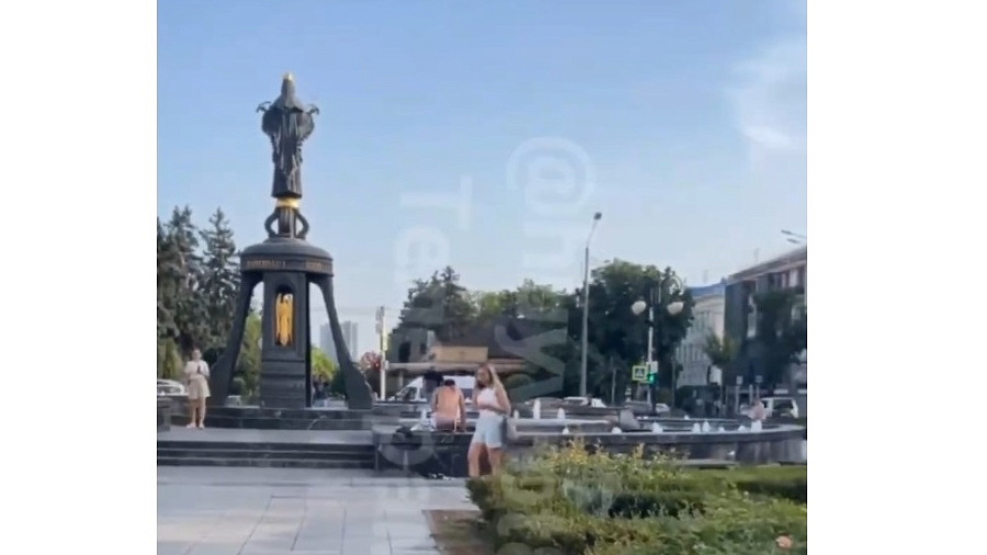 Жителей Краснодара напугал голый мужчина в фонтане
