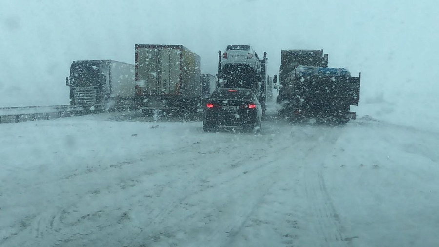В Ростовской области из-за снегопада трассы парализовали многокилометровые пробки