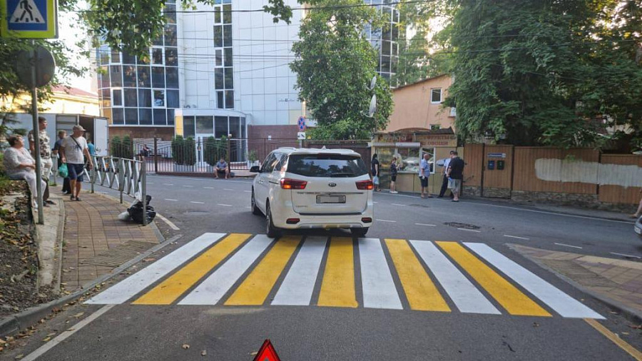 В Сочи водитель легковушки сбил 15-летнюю девочку на пешеходном переходе