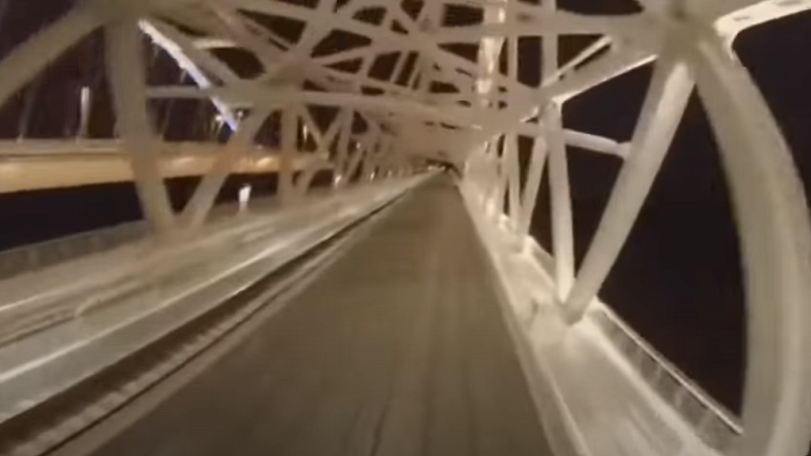Видео: турист проехал по Крымскому мосту на крыше поезда