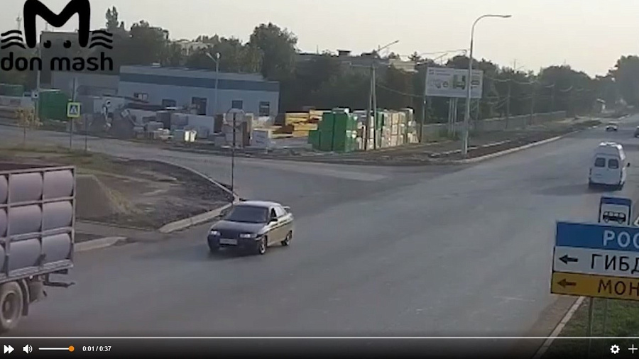 Момент жесткого столкновения маршрутки и фуры в Ростовской области попал на видео 
