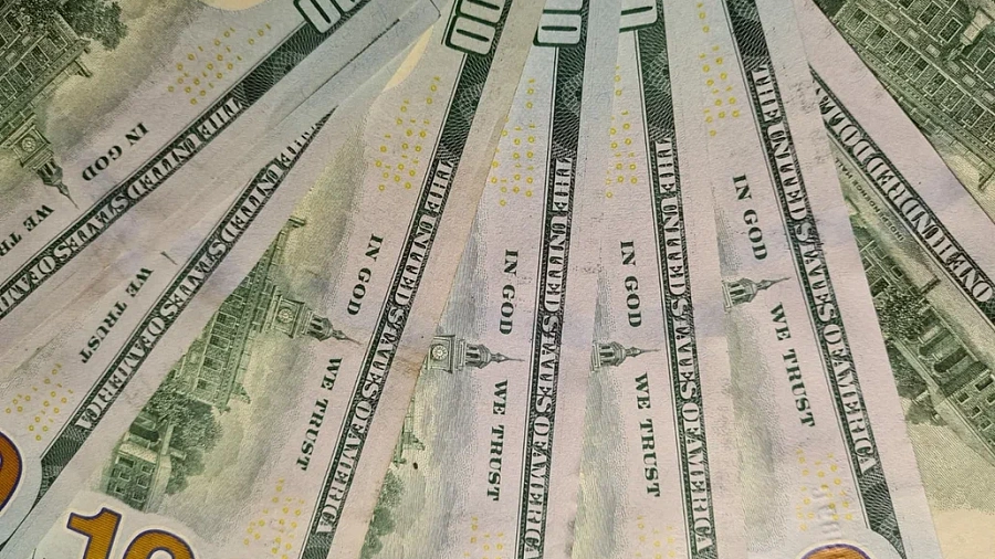 Жители Кубани не смогут снять более 10 тысяч долларов со вклада до сентября