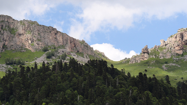 В районе Даховской, а также горных курортах Адыгеи и Кубани в воскресный выходной погода приготовила туман, дожди и дневное тепло до +16°С