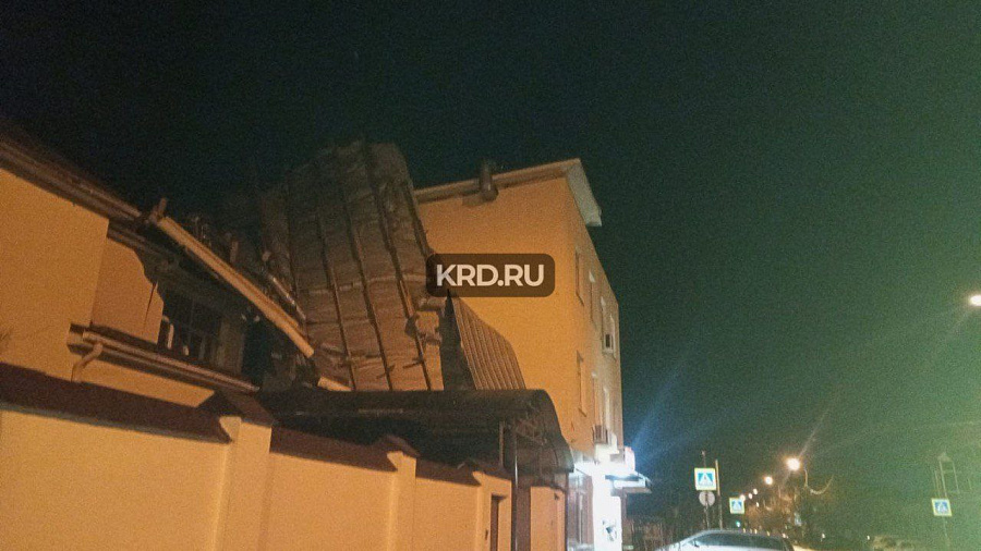 В центре Краснодара ночной ветер сорвал крыши с двух жилых домов
