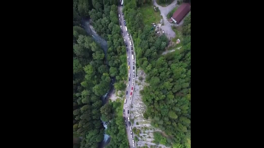 Огромную пробку на подъезде к озеру Рица сняли на видео с высоты птичьего полета