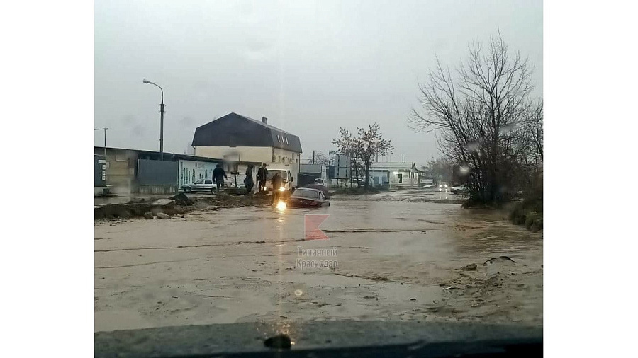 В мэрии Краснодара прокомментировали появление «болота» на улице Автомобильной 