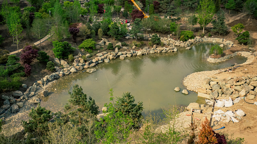 В японском саду заполнили второе озеро. Появились новые фотографии со строительства новой очереди парка «Краснодар»