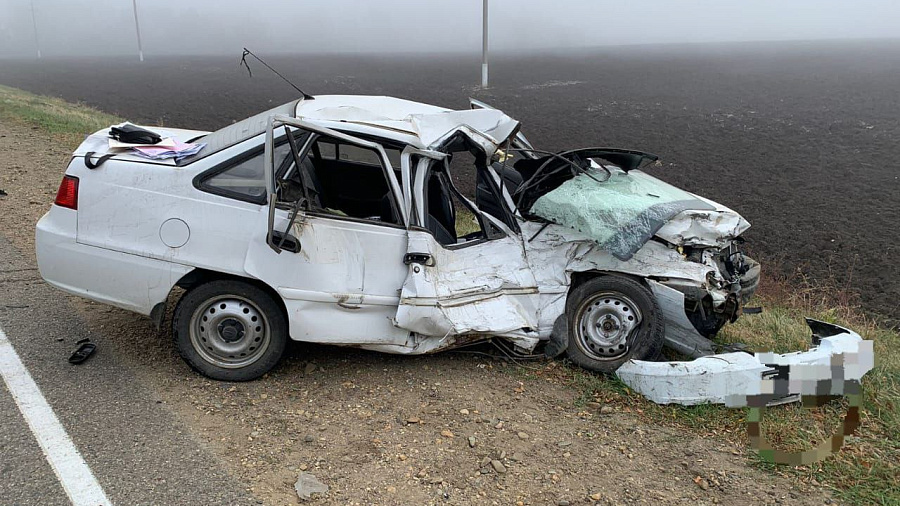 В Краснодарском крае 45-летний водитель иномарки погиб после столкновения с фурой