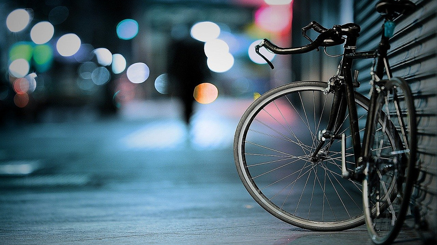 В Краснодаре разыскивают велосипедиста, сбившего женщину на тротуаре. У пострадавшей диагностирован перелом шейки бедра