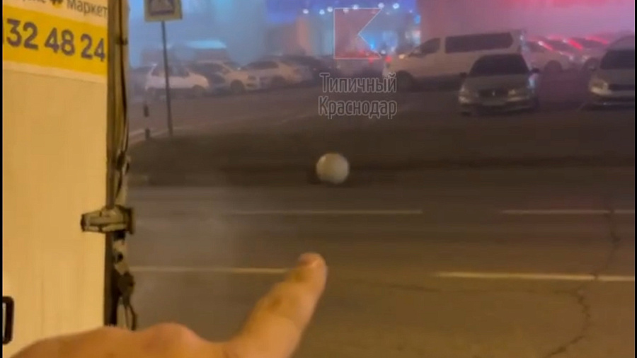 В Краснодаре подростки столкнули бетонный шар с постамента рядом с ТЦ и едва не устроили ДТП