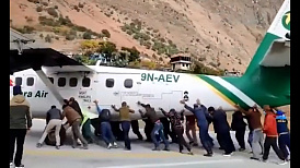 В Непале пассажирам пришлось толкать застрявший самолет (ВИДЕО)