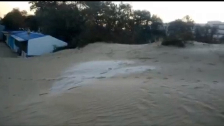 В Анапе сняли на видео замерзшие песчаные дюны