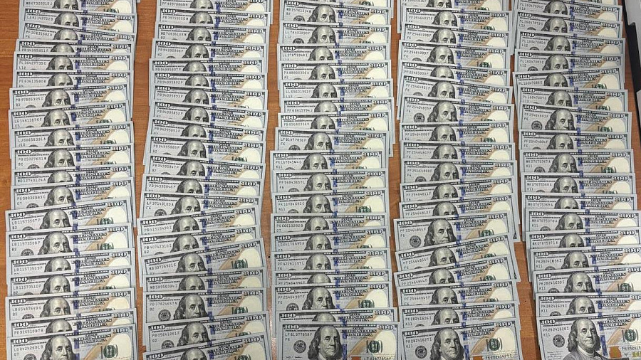 В аэропорту Сочи таможенники изъяли у пассажирки 12,8 тысяч долларов