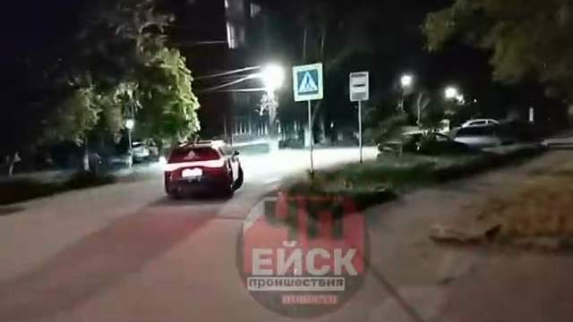 В Ейске голые девушки пели гимн России, высунувшись из люка авто