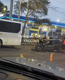 В Краснодаре легковушка врезалась в ограждение, а потом в пассажирский автобус