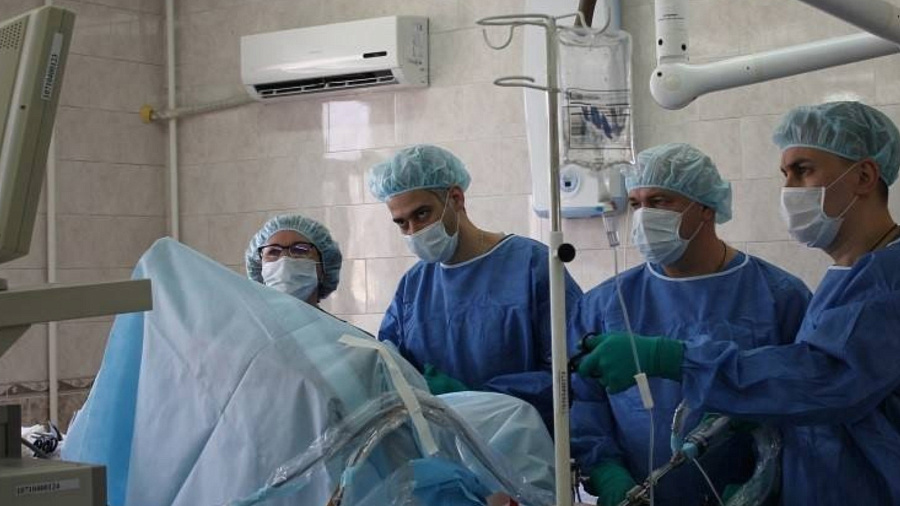 В Краснодаре онкологи провели 9-часовую операцию, чтобы спасти пациентку с пораженным раком ЖКТ