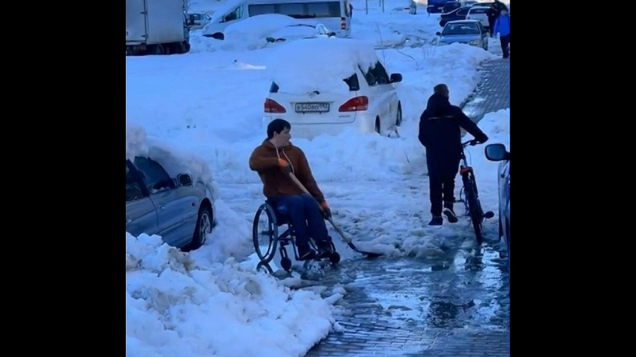 В Краснодаре прокуратура проводит проверку после появления в Сети видео с инвалидом, расчищающим тротуар от снега 