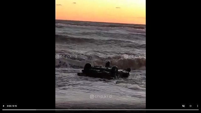 В Лермонтово после шторма волны на берег выбросили автомобиль