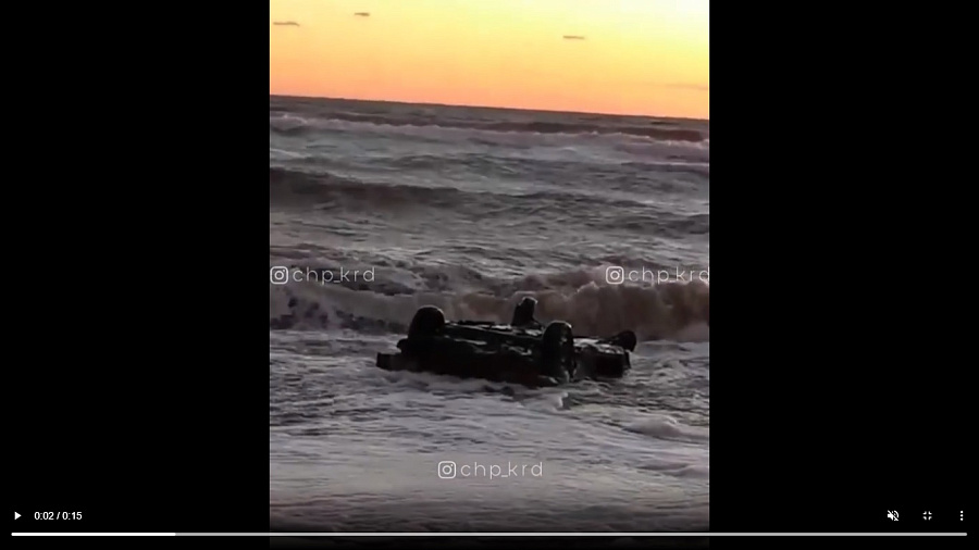 В Лермонтово после шторма волны на берег выбросили автомобиль