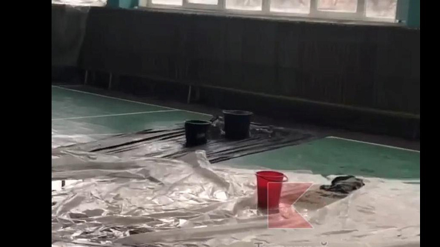 В Сети появилось видео с «потопом» в краснодарской школе после капитального ремонта крыши