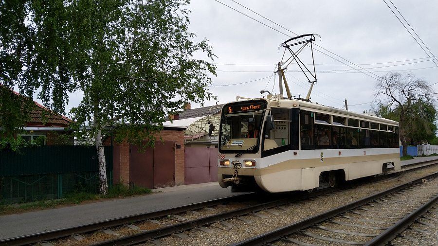 В Краснодаре водитель трамвая зажал дверями девушку и подрался с одним из пассажиров