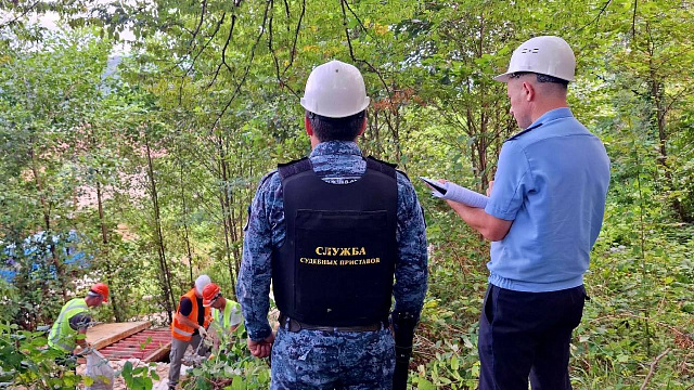 В Сочи под контролем приставов разобрали шесть незаконных домов