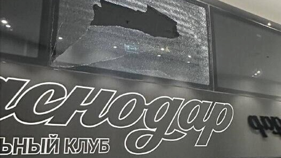 Фанаты «Краснодара» разбили окно автобуса с футболистами московского «Спартака»