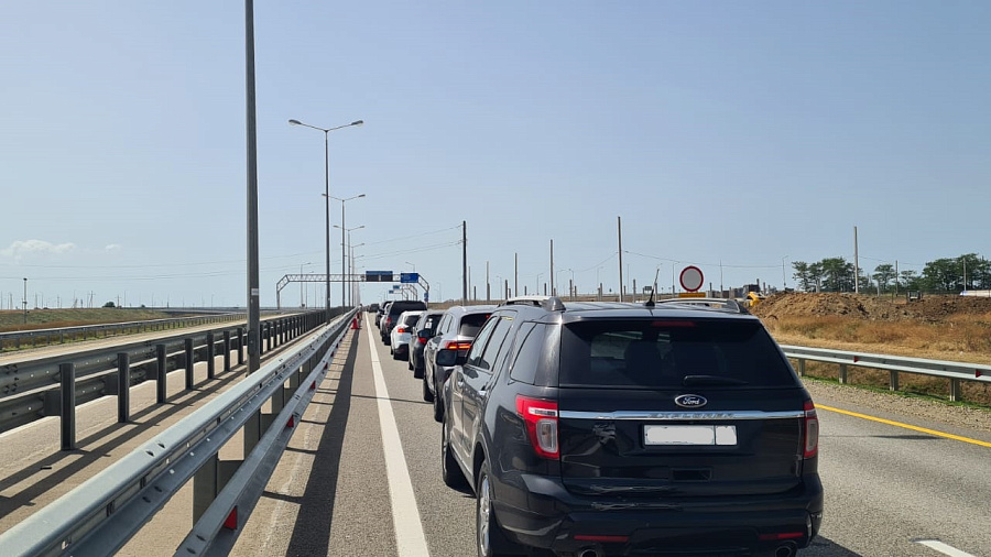 Затор у Крымского моста: на подъезде со стороны Керчи собрались свыше 600 автомобилей