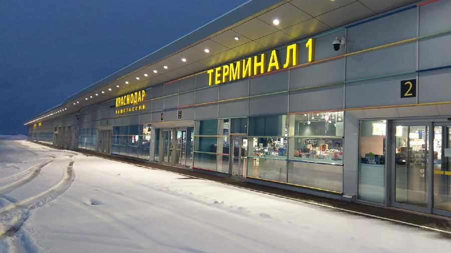 Более десятка авиарейсов задержаны из-за закрытия аэропорта в Краснодаре