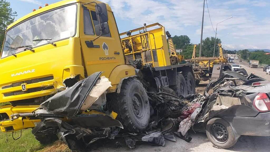 На Кубани водитель легкового автомобиля погиб в ДТП с КамАЗом