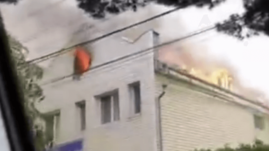 15 человек эвакуировали из загоревшейся мини-гостиницы в Анапе