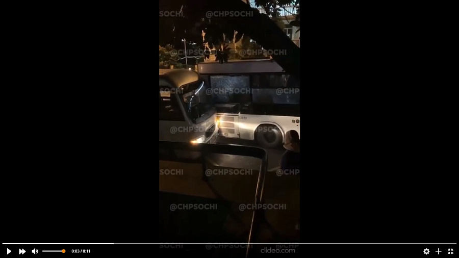 В Сочи очевидцы сняли на видео столкновение двух пассажирских автобусов