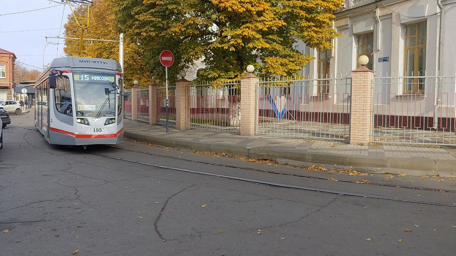 В Краснодаре на улице Московской трамвай сбил велосипедистку в наушниках