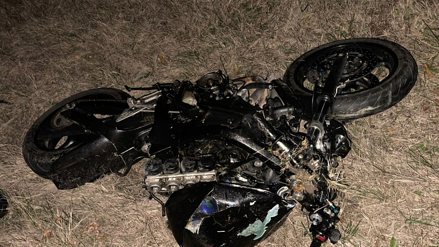 На Кубани мотоциклист врезался в легковушку и погиб